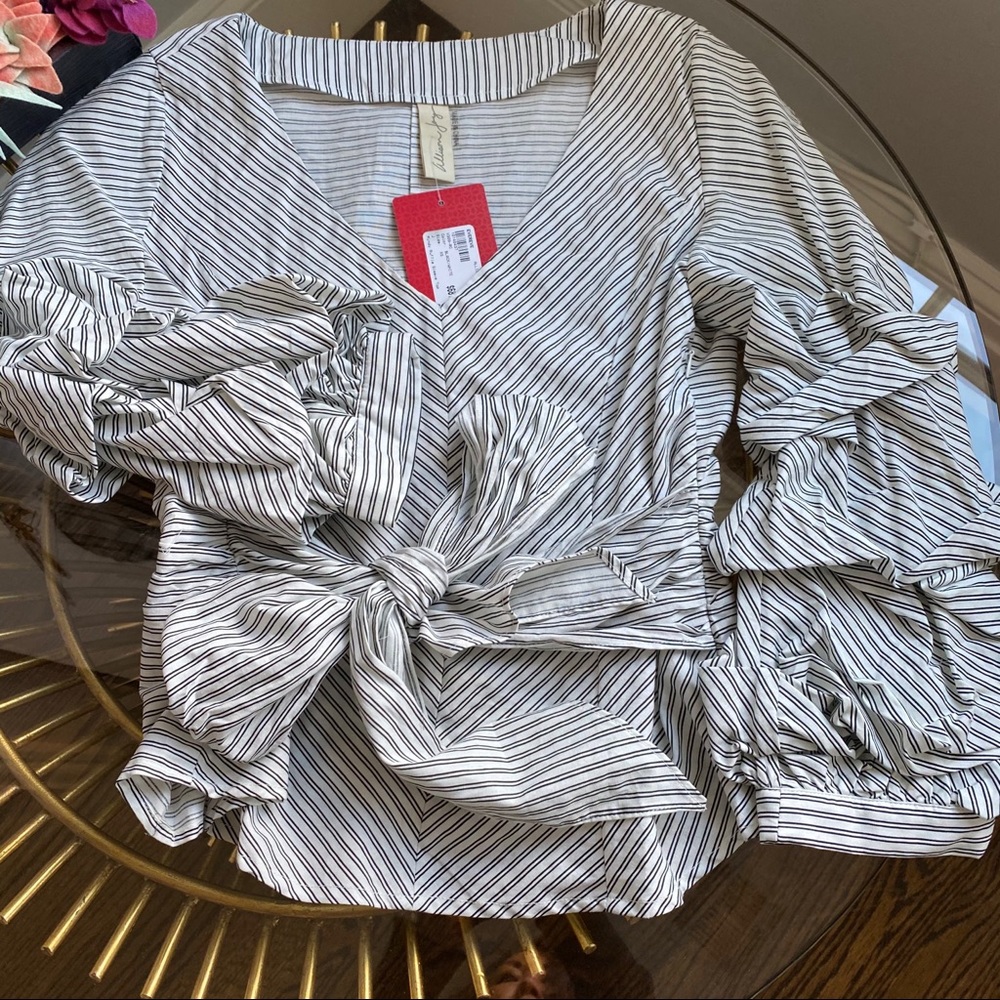 NWT Ruffle Sleeve Top - Picture 3 of 12